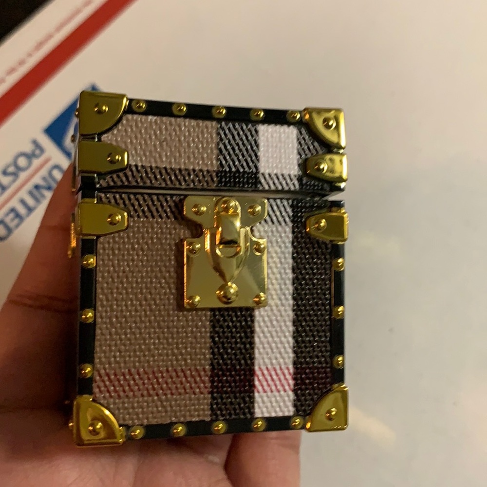 ⚜️✨ Beautiful Grid Airpod 2 Case✨⚜️ - Picture 2 of 4